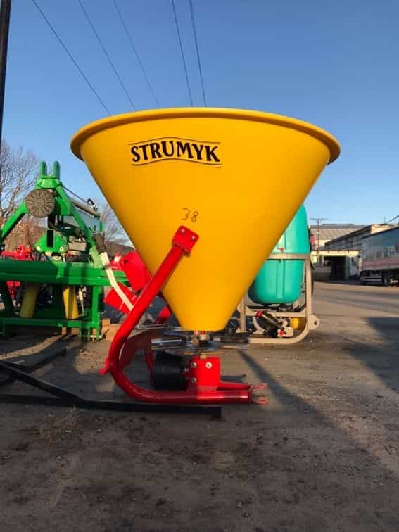 Разбрасыватель удобрений 500 л Strumyk